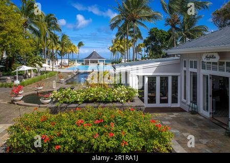 Piscine principale et restaurant de l'hôtel de luxe 5 étoiles Heritage le Telfair dans le sud de l'île Maurice à la plage de Bel ombre, île Maurice. Banque D'Images