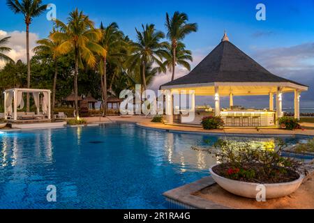 Piscine principale de l'hôtel de luxe 5 étoiles Heritage le Telfair dans le sud de l'île Maurice à la plage de Bel ombre, île Maurice. Banque D'Images