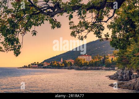Lovran, ville de destination de voyage célèbre dans le golfe de Kvarner de la mer Adriatique en Croatie, au coucher du soleil. Mise au point sélective. Banque D'Images