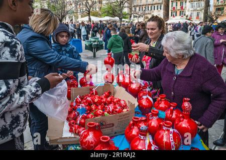 Stand de rue offrant des marées, pots d'argile rouge, à briser, déposé de balcons et de fenêtres à 11 heures le samedi Saint, signalant la résurrection du Christ, la place Spianada dans la ville de Corfou, l'île de Corfou, Grèce Banque D'Images