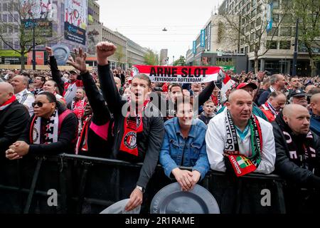Rotterdam, pays-Bas. 15th mai 2023. ROTTERDAM, PAYS-BAS - 15 MAI : les supporters de Feyenoord célèbrent lors d'une célébration au Coolsingel sur 15 mai 2023 à Rotterdam, pays-Bas, pour célébrer le championnat de Feyenoord après avoir remporté le titre Eredivisie 2022-2023. (Photo de Broer van den Boom/Orange Pictures) Credit: Orange pics BV/Alay Live News Banque D'Images