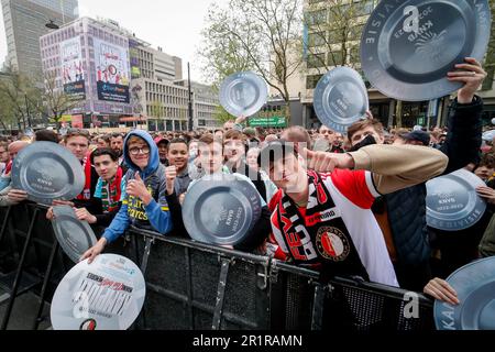Rotterdam, pays-Bas. 15th mai 2023. ROTTERDAM, PAYS-BAS - 15 MAI : les supporters de Feyenoord célèbrent lors d'une célébration au Coolsingel sur 15 mai 2023 à Rotterdam, pays-Bas, pour célébrer le championnat de Feyenoord après avoir remporté le titre Eredivisie 2022-2023. (Photo de Broer van den Boom/Orange Pictures) Credit: Orange pics BV/Alay Live News Banque D'Images