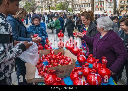 Stand de rue offrant des marées, pots d'argile rouge, à briser, déposé de balcons et de fenêtres à 11 heures le samedi Saint, signalant la résurrection du Christ, la place Spianada dans la ville de Corfou, l'île de Corfou, Grèce Banque D'Images