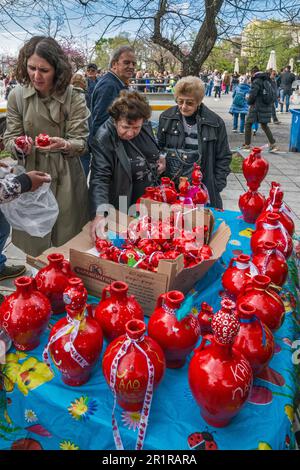 Stand de rue offrant des marées, pots d'argile rouge, à briser, déposé de balcons et de fenêtres à 11 heures le samedi Saint, signalant la résurrection du Christ, la place Spianada dans la ville de Corfou, l'île de Corfou, Grèce Banque D'Images