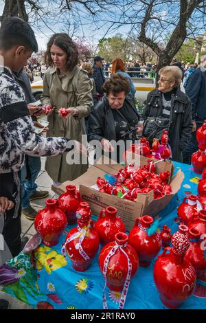 Stand de rue offrant des marées, pots d'argile rouge, à briser, déposé de balcons et de fenêtres à 11 heures le samedi Saint, signalant la résurrection du Christ, la place Spianada dans la ville de Corfou, l'île de Corfou, Grèce Banque D'Images