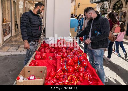 Stand de rue offrant des marées, pots d'argile rouge, à briser, déposé de balcons et de fenêtres à 11 heures le samedi Saint, signalant la résurrection du Christ, rue Nikiforou Theotoki dans la section Campiello (vieille ville de Corfou), dans la ville de Corfou, île de Corfou, Grèce Banque D'Images