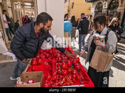 Stand de rue offrant des marées, pots d'argile rouge, à briser, déposé de balcons et de fenêtres à 11 heures le samedi Saint, signalant la résurrection du Christ, rue Nikiforou Theotoki dans la section Campiello (vieille ville de Corfou), dans la ville de Corfou, île de Corfou, Grèce Banque D'Images