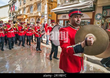 Musiciens de l'ancien groupe de Marching philharmonique, se présentant à la rue Nikiforou Theotoki dans la section Campiello (vieille ville de Corfou), samedi Saint, dans la ville de Corfou, île de Corfou, Grèce Banque D'Images