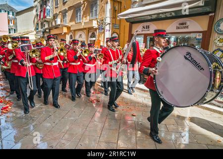 Musiciens de l'ancien groupe de Marching philharmonique, se présentant à la rue Nikiforou Theotoki dans la section Campiello (vieille ville de Corfou), samedi Saint, dans la ville de Corfou, île de Corfou, Grèce Banque D'Images