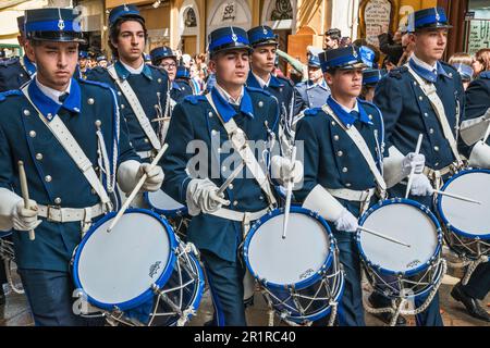 Tambours du groupe de Marching de Mantzaros, se présentant à la rue Nikiforou Theotoki dans la section de Campiello (vieille ville de Corfou), le samedi Saint, dans la ville de Corfou, île de Corfou, Grèce Banque D'Images