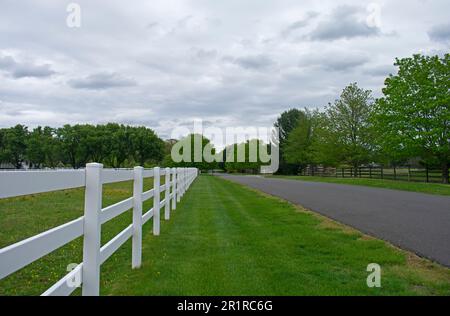 Route vide à Colts Neck, New Jersey, États-Unis, lors d'un jour de printemps de rêve avec des nuages menaçants -02 Banque D'Images