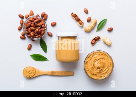 Bol de beurre d'arachide et d'arachides sur fond de table. vue de dessus avec espace de copie. Pâtes crémeuses aux arachides dans un petit bol. Banque D'Images