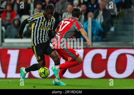 Turin, Italie. 14th mai 2023. Samuel Iling de Juventus FC (L) et Leonardo Sernicola de la Cremone des États-Unis (R) en action pendant Serie Un match de football 2022/23 entre Juventus FC et la Cremone des États-Unis au stade Allianz. Score final; Juventus 2:0 Cremonese. Crédit : SOPA Images Limited/Alamy Live News Banque D'Images