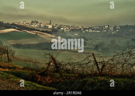 Villagescape avec paysage en hiver, lu e Cuccaro Monferrato, Alessandria, Piémont, Italie Banque D'Images