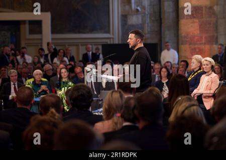 Aix-la-Chapelle, Allemagne. 14th mai 2023. Le président ukrainien Volodymyr Zelenskyy prononce un discours après avoir reçu le Prix Charlemagne international d'Aix-la-Chapelle lors d'une cérémonie, à 14 mai 2023, à Aix-la-Chapelle, en Allemagne. Zelensky et le peuple d'Ukraine ont reçu le prix pour "se battre pour défendre non seulement la souveraineté de leur pays et la vie de ses citoyens, mais aussi l'Europe et les valeurs européennes". Crédit: Pool photo/Bureau de presse présidentiel ukrainien/Alamy Live News Banque D'Images