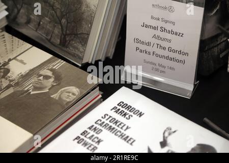 New York, NY, États-Unis. 14th mai 2023. Le célèbre photographe Jamel Shabazz, connu pour ses années de photographie et de documentation de la communauté de Brooklyn au cours des années 1970-2000 en conversation avec le photographe Baldwin Lee, Connu pour ses photographies des communautés afro-américaines du sud des États-Unis discuter de l'histoire et la photographie de la contribution de Jamel Shabazz au monde de l'imagerie tenue au Phonebook Fest 2023 au Centre international de photographie sur 14 mai 2023 à New York. Crédit : Chris Moore/Media Punch/Alamy Live News Banque D'Images