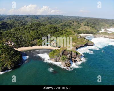 Vue aérienne de la plage tropicale, Pacitan, East Java, Indonésie Banque D'Images