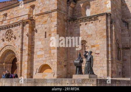 Zamora, Espagne - 23 mars 2023 : statues Merlu près de l'église San Juan Bautista, Zamora. Espagne Banque D'Images