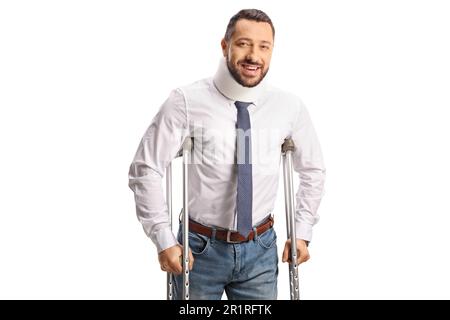 Portrait d'un homme blessé avec un col cervical appuyé sur des béquilles isolées sur fond blanc Banque D'Images