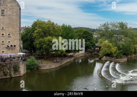 Bath, Somerset, Angleterre-août 2022; vue du bâtiment à côté du pont Pulteney et du Pulteney Weir sur l'Avon Banque D'Images