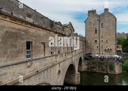 Bath, Somerset, Angleterre - août 2022 ; vue sur le pont historique de Pulteney avec une architecture remarquable et des rangées de magasins bordant chaque côté de la rivière Avon Banque D'Images