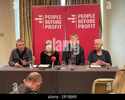 (De gauche à droite) TD Richard Boyd Barrett, conseiller de PBP et habitant de la Maison Tathony Madeleine Johansson, James O'Toole, résident de la Maison Tathony, et PBP TD Brid Smith tiennent une conférence de presse à l'hôtel Buswells, à Dublin. Les résidents qui doivent être expulsés de leur immeuble de Dublin ont parlé du stress et de l'anxiété de ne pas savoir ce qui va leur arriver ou où ils vivront. Plus de 30 ménages ont été desservis avec un avis d'expulsion en octobre, et 13 ménages ont encore quitté la maison dans des appartements. Date de la photo: Lundi 15 mai 2023. Banque D'Images