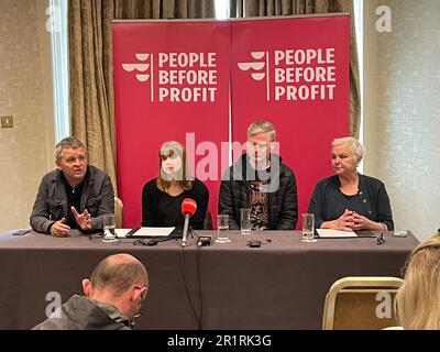 (De gauche à droite) TD Richard Boyd Barrett, conseiller de PBP et habitant de la Maison Tathony Madeleine Johansson, James O'Toole, résident de la Maison Tathony, et PBP TD Brid Smith tiennent une conférence de presse à l'hôtel Buswells, à Dublin. Les résidents qui doivent être expulsés de leur immeuble de Dublin ont parlé du stress et de l'anxiété de ne pas savoir ce qui va leur arriver ou où ils vivront. Plus de 30 ménages ont été desservis avec un avis d'expulsion en octobre, et 13 ménages ont encore quitté la maison dans des appartements. Date de la photo: Lundi 15 mai 2023. Banque D'Images