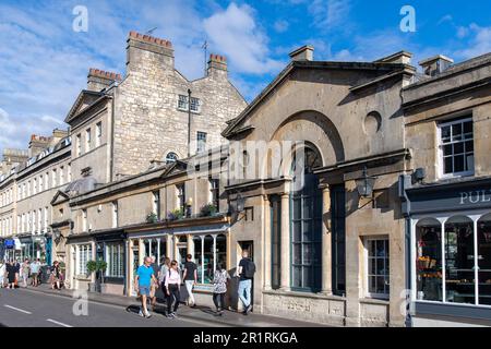 Bath, Somerset, Angleterre-août 2022 ; vue sur les rangées de magasins bordant le pont historique de Pulteney avec une architecture remarquable sur la rivière Avon Banque D'Images