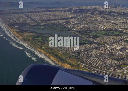 San Francisco, Californie, États-Unis 25th avril, 2023 vue depuis une fenêtre passager d'avion au-dessus de la banlieue de San Francisco, CA., États-Unis regardant (en premier plan) le terrain de golf olympique, le San Francisco Golf Club, Nob Hill, les quartiers financiers, du centre-ville et du port. Banque D'Images