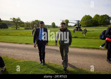 Ellesborough, Royaume-Uni. 15th mai 2023. Le président ukrainien Volodymyr Zelenskyy, à droite, marche avec le Premier ministre britannique Rishi Sunak après son arrivée à Chequrs, le domaine officiel du Premier ministre, 15 mai 2023 à Ellesborough, en Angleterre. Crédit: Pool photo/Bureau de presse présidentiel ukrainien/Alamy Live News Banque D'Images