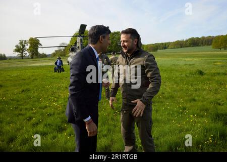 Ellesborough, Royaume-Uni. 15th mai 2023. Le président ukrainien Volodymyr Zelenskyy, à droite, marche avec le Premier ministre britannique Rishi Sunak après son arrivée à Chequrs, le domaine officiel du Premier ministre, 15 mai 2023 à Ellesborough, en Angleterre. Crédit: Pool photo/Bureau de presse présidentiel ukrainien/Alamy Live News Banque D'Images