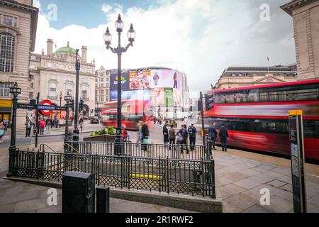 Londres - 2023 mai : Piccadilly Circus, un célèbre monument de Londres et une destination très fréquentée pour les amateurs de shopping et de tourisme Banque D'Images