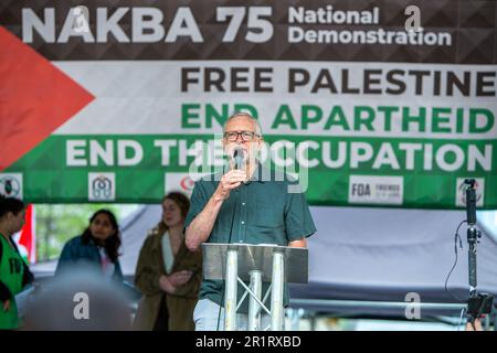 Londres, Royaume-Uni. 13 mai 2023. Les manifestants se sont rassemblés devant le siège de la BBC, Broadcasting House, avant de marcher vers Downing Street. Ils ont appelé à la fin de la Nakba en cours, marquant 75 ans d’occupation israélienne de la Palestine, ont exhorté le gouvernement britannique à imposer des sanctions à Israël et ont exigé l’arrêt des bombardements continus de la bande de Gaza. Banque D'Images