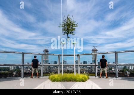 Rotterdam, pays-Bas-octobre 2022 ; vue depuis la terrasse sur le dessus du dépôt Boijmans Van Beuningen avec l'image environnante reflétée dans les miroirs Banque D'Images