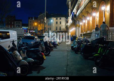 Scooters garés devant le Grand Hotel pendant le week-end Mod à Scarborough Banque D'Images