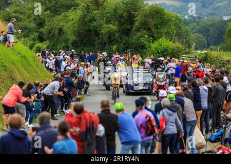 Louverne, France - le 30 juin 2021 : le cycliste néerlandais Mathieu van der Poel de l'équipe Alpecin-Fenix portant les tours du Yellow Jersey pendant la phase 5 (Ind Banque D'Images