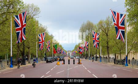 Londres, Royaume-Uni - 9 mai 2023 ; vue le long du centre commercial en direction de Buckingham Palace avec drapeau Union Jack et drapeau du Commonwealth Banque D'Images