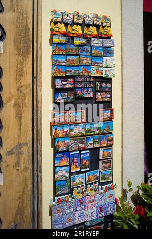 Aimants colorés pour réfrigérateur exposés à l'extérieur d'une boutique de cadeaux à Sintra, Portugal Banque D'Images