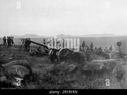 La guerre des Boers, également connue sous le nom de Seconde Guerre des Boers, la guerre sud-africaine et la guerre des Anglo-Boers. Cette image montre: Tirer dans Colenso: Canon naval qui dépose 45lb obus parmi l'ennemi. Photo originale de “Watkinson”, c1899. Banque D'Images