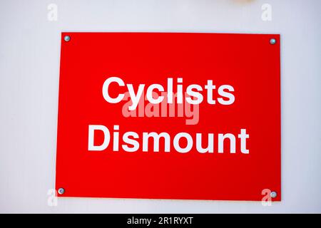 Les cyclistes sont sur le point de descendre en avertissant le Royaume Banque D'Images