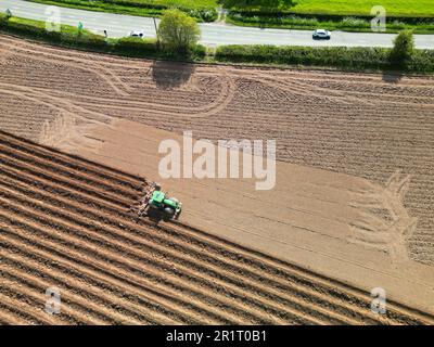 Pembridge, Herefordshire, Royaume-Uni - lundi 15th mai 2023 - Météo au Royaume-Uni - les agriculteurs profitent du bon temps et des conditions sèches pour labourer les champs en préparation des pommes de terre de fin de saison dans les zones rurales de Herefordshire. Les prévisions sont pour le temps chaud, ensoleillé et sec à venir pour les prochains jours avec des températures locales jusqu'à 20c dans une grande partie de la Grande-Bretagne. Photo Steven May / Alamy Live News Banque D'Images