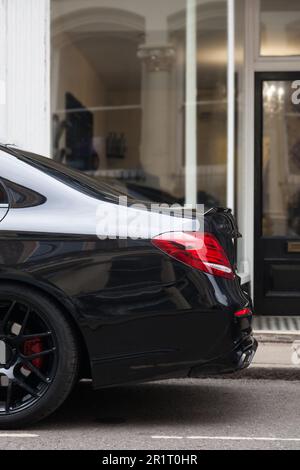 Une voiture Mercedes noire de luxe garée dans une rue Banque D'Images