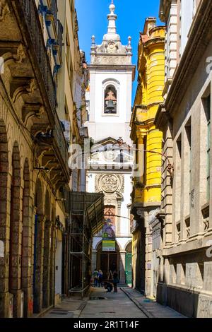 Rio de Janeiro, Brésil - 2 mai 2023 : Église notre-Dame de Lapa. Clocher encadré dans les bâtiments de la vieille ville. Le style colonial catholique churc Banque D'Images