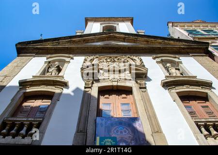 Rio de Janeiro, Brésil - 2 mai 2023 : Église notre-Dame de Lapa. Vue à angle bas de la façade et de l'entrée du bâtiment. Le style colonial catholique romain Banque D'Images