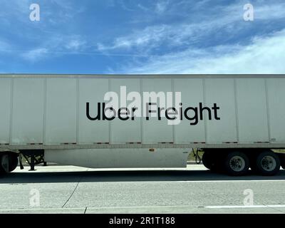 États-Unis. 07th avril 2023. Uber Freight Truck avec logo sur le côté, sur l'autoroute Interstate 5 près de Coalinga, Californie, 7 avril 2023. (Photo par Smith Collection/Gado/Sipa USA) crédit: SIPA USA/Alay Live News Banque D'Images