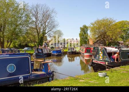 Bateaux de plaisance amarrés dans la marina sur le canal de Peak Forest à Marple dans le Grand Manchester Banque D'Images