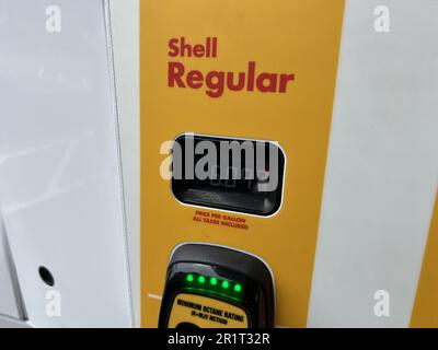 États-Unis. 06th mai 2022. Pompe à essence affichant des prix élevés au-dessus de $6 le gallon de carburant dans la région de la baie de San Francisco, Lafayette, Californie, 6 mai 2022. (Photo par Smith Collection/Gado/Sipa USA) crédit: SIPA USA/Alay Live News Banque D'Images