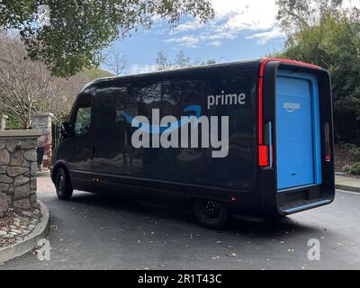 États-Unis. 20th décembre 2022. Un camion de livraison électrique Amazon, développé par le constructeur de véhicules électriques Rivier, effectue des livraisons dans un quartier résidentiel de Lafayette, Californie, avec le logo Amazon Prime visible, 20 décembre 2022. Photo avec l'aimable autorisation de Sftm. (Photo de Gado/Sipa USA) crédit: SIPA USA/Alay Live News Banque D'Images