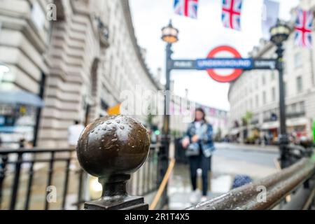 Londres - Mai 2023: Vue de Regent Street à Londres avec la station de métro Piccadilly Circus en premier plan. Banque D'Images