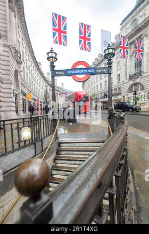 Londres - Mai 2023: Vue de Regent Street à Londres avec la station de métro Piccadilly Circus en premier plan. Banque D'Images